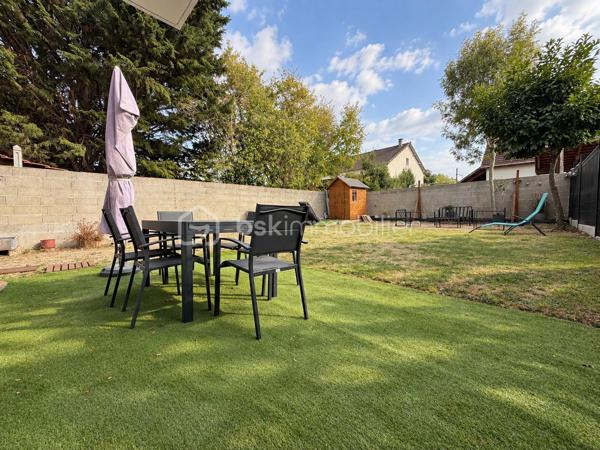 Rare à la vente
Dans une petite copropriété et au sein d'un ensemble immobilier de 3 lots ressemblant à une maison, bel appartement 2 pièces avec jardin privatif de 180 m2 ! 
Entrée, séjour, cuisine équipée récente, chambre avec rangement, salle d'eau refaite et wc.
2 parkings privatifs devant l'entrée de l'appartement viennent compléter cet appartement sans travaux avec grand terrain pour profiter ! 
Fenêtres et volets PVC, fibre optique, cuisine de 2024, salle d'eau de 2025, toiture démoussée septembre 2026, ...
A ne pas manquer !