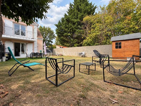 Rare à la vente
Dans une petite copropriété et au sein d'un ensemble immobilier de 3 lots ressemblant à une maison, bel appartement 2 pièces avec jardin privatif de 180 m2 ! 
Entrée, séjour, cuisine équipée récente, chambre avec rangement, salle d'eau refaite et wc.
2 parkings privatifs devant l'entrée de l'appartement viennent compléter cet appartement sans travaux avec grand terrain pour profiter ! 
Fenêtres et volets PVC, fibre optique, cuisine de 2024, salle d'eau de 2025, toiture démoussée septembre 2026, ...
A ne pas manquer !