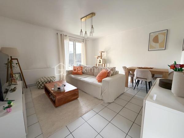 Rare à la vente
Dans une petite copropriété et au sein d'un ensemble immobilier de 3 lots ressemblant à une maison, bel appartement 2 pièces avec jardin privatif de 180 m2 ! 
Entrée, séjour, cuisine équipée récente, chambre avec rangement, salle d'eau refaite et wc.
2 parkings privatifs devant l'entrée de l'appartement viennent compléter cet appartement sans travaux avec grand terrain pour profiter ! 
Fenêtres et volets PVC, fibre optique, cuisine de 2024, salle d'eau de 2025, toiture démoussée septembre 2026, ...
A ne pas manquer !