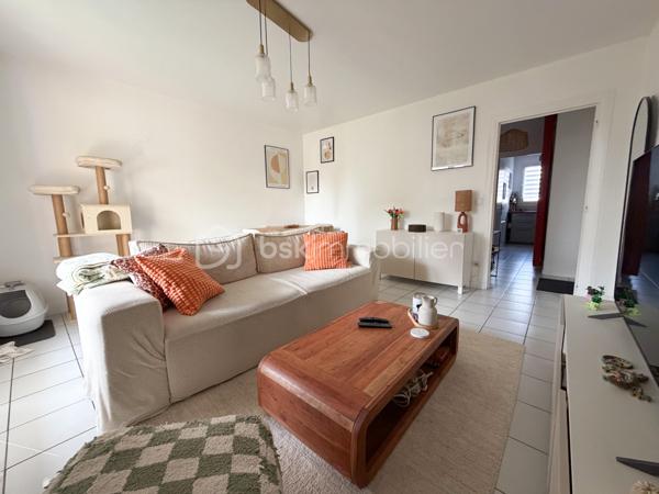 Rare à la vente
Dans une petite copropriété et au sein d'un ensemble immobilier de 3 lots ressemblant à une maison, bel appartement 2 pièces avec jardin privatif de 180 m2 ! 
Entrée, séjour, cuisine équipée récente, chambre avec rangement, salle d'eau refaite et wc.
2 parkings privatifs devant l'entrée de l'appartement viennent compléter cet appartement sans travaux avec grand terrain pour profiter ! 
Fenêtres et volets PVC, fibre optique, cuisine de 2024, salle d'eau de 2025, toiture démoussée septembre 2026, ...
A ne pas manquer !