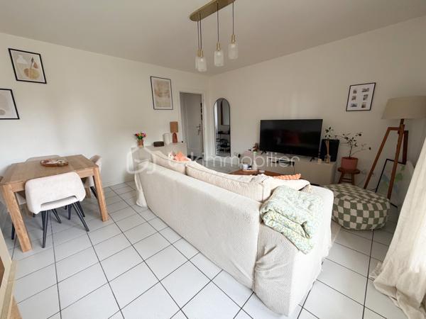 Rare à la vente
Dans une petite copropriété et au sein d'un ensemble immobilier de 3 lots ressemblant à une maison, bel appartement 2 pièces avec jardin privatif de 180 m2 ! 
Entrée, séjour, cuisine équipée récente, chambre avec rangement, salle d'eau refaite et wc.
2 parkings privatifs devant l'entrée de l'appartement viennent compléter cet appartement sans travaux avec grand terrain pour profiter ! 
Fenêtres et volets PVC, fibre optique, cuisine de 2024, salle d'eau de 2025, toiture démoussée septembre 2026, ...
A ne pas manquer !