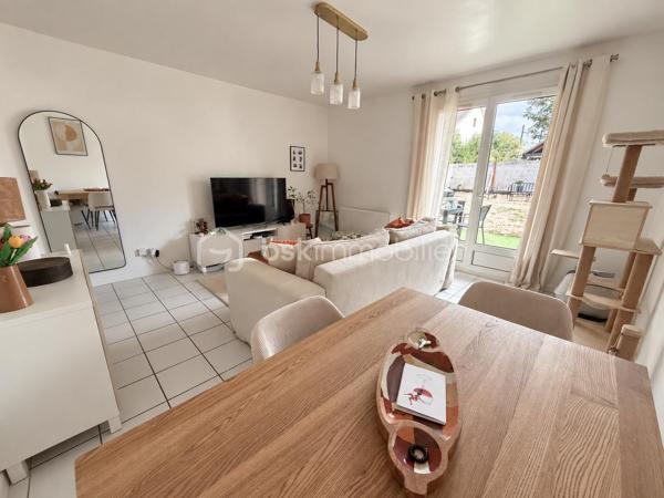 Rare à la vente
Dans une petite copropriété et au sein d'un ensemble immobilier de 3 lots ressemblant à une maison, bel appartement 2 pièces avec jardin privatif de 180 m2 ! 
Entrée, séjour, cuisine équipée récente, chambre avec rangement, salle d'eau refaite et wc.
2 parkings privatifs devant l'entrée de l'appartement viennent compléter cet appartement sans travaux avec grand terrain pour profiter ! 
Fenêtres et volets PVC, fibre optique, cuisine de 2024, salle d'eau de 2025, toiture démoussée septembre 2026, ...
A ne pas manquer !