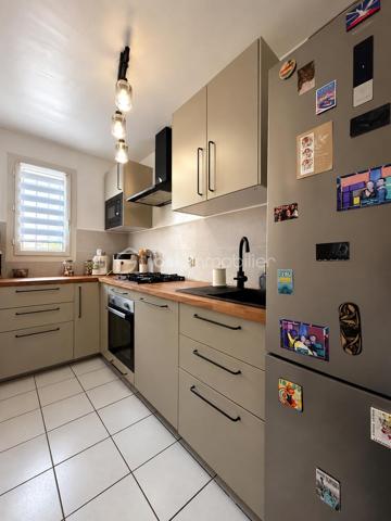 Rare à la vente
Dans une petite copropriété et au sein d'un ensemble immobilier de 3 lots ressemblant à une maison, bel appartement 2 pièces avec jardin privatif de 180 m2 ! 
Entrée, séjour, cuisine équipée récente, chambre avec rangement, salle d'eau refaite et wc.
2 parkings privatifs devant l'entrée de l'appartement viennent compléter cet appartement sans travaux avec grand terrain pour profiter ! 
Fenêtres et volets PVC, fibre optique, cuisine de 2024, salle d'eau de 2025, toiture démoussée septembre 2026, ...
A ne pas manquer !