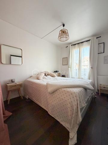 Rare à la vente
Dans une petite copropriété et au sein d'un ensemble immobilier de 3 lots ressemblant à une maison, bel appartement 2 pièces avec jardin privatif de 180 m2 ! 
Entrée, séjour, cuisine équipée récente, chambre avec rangement, salle d'eau refaite et wc.
2 parkings privatifs devant l'entrée de l'appartement viennent compléter cet appartement sans travaux avec grand terrain pour profiter ! 
Fenêtres et volets PVC, fibre optique, cuisine de 2024, salle d'eau de 2025, toiture démoussée septembre 2026, ...
A ne pas manquer !