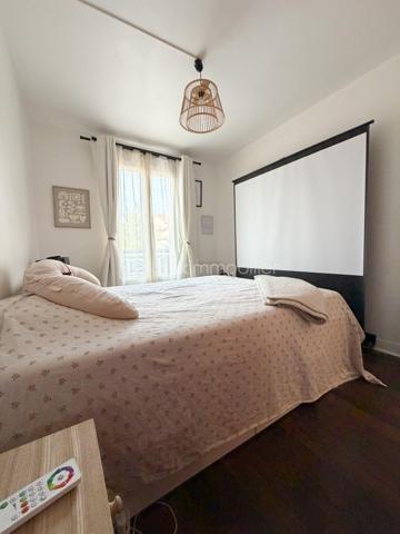 Rare à la vente
Dans une petite copropriété et au sein d'un ensemble immobilier de 3 lots ressemblant à une maison, bel appartement 2 pièces avec jardin privatif de 180 m2 ! 
Entrée, séjour, cuisine équipée récente, chambre avec rangement, salle d'eau refaite et wc.
2 parkings privatifs devant l'entrée de l'appartement viennent compléter cet appartement sans travaux avec grand terrain pour profiter ! 
Fenêtres et volets PVC, fibre optique, cuisine de 2024, salle d'eau de 2025, toiture démoussée septembre 2026, ...
A ne pas manquer !