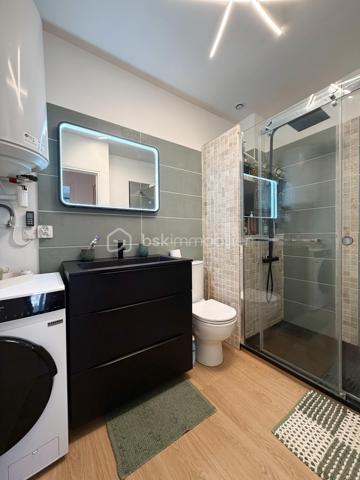 Rare à la vente
Dans une petite copropriété et au sein d'un ensemble immobilier de 3 lots ressemblant à une maison, bel appartement 2 pièces avec jardin privatif de 180 m2 ! 
Entrée, séjour, cuisine équipée récente, chambre avec rangement, salle d'eau refaite et wc.
2 parkings privatifs devant l'entrée de l'appartement viennent compléter cet appartement sans travaux avec grand terrain pour profiter ! 
Fenêtres et volets PVC, fibre optique, cuisine de 2024, salle d'eau de 2025, toiture démoussée septembre 2026, ...
A ne pas manquer !