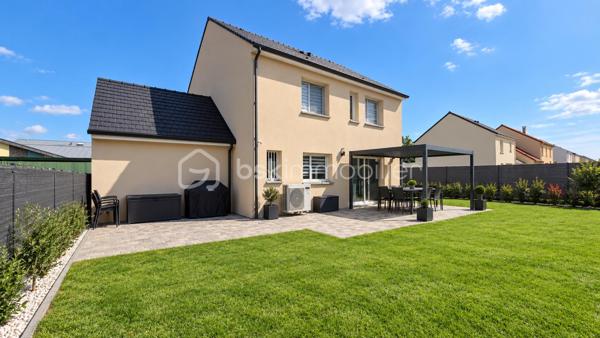 Au calme, proche TZEN, écoles et commerces,  maison familiale de 2020 édifiée sur un terrain de 363 m2.

Entrée avec penderie, wc, salon et séjour traversants ouverts sur une cuisine moderne avec îlot central.  Buanderie et grand garage communiquant. Toujours au RDC, une chambre avec sa salle d'eau privative. 

A l'étage, palier avec coin bureau, une SDB et 3 chambres dont une suite parentale avec pièce dressing et salle d'eau privative.  

Une maison construite en 2020 avec des normes très actuelles : très bonne isolation, double vitrage PVC, VMC,  PAC réversible, chauffage au sol ... pour des consommations maîtrisées et un DPE en A ! 

Visite sur RDV