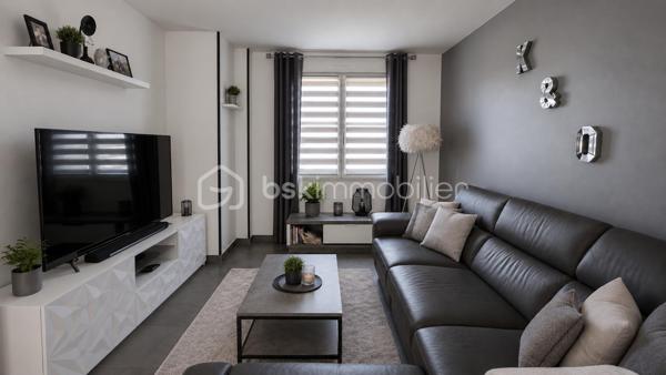 Au calme, proche TZEN, écoles et commerces,  maison familiale de 2020 édifiée sur un terrain de 363 m2.

Entrée avec penderie, wc, salon et séjour traversants ouverts sur une cuisine moderne avec îlot central.  Buanderie et grand garage communiquant. Toujours au RDC, une chambre avec sa salle d'eau privative. 

A l'étage, palier avec coin bureau, une SDB et 3 chambres dont une suite parentale avec pièce dressing et salle d'eau privative.  

Une maison construite en 2020 avec des normes très actuelles : très bonne isolation, double vitrage PVC, VMC,  PAC réversible, chauffage au sol ... pour des consommations maîtrisées et un DPE en A ! 

Visite sur RDV