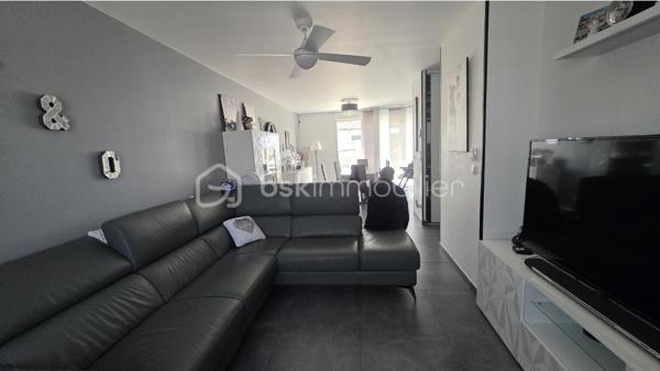 Au calme, proche TZEN, écoles et commerces,  maison familiale de 2020 édifiée sur un terrain de 363 m2.

Entrée avec penderie, wc, salon et séjour traversants ouverts sur une cuisine moderne avec îlot central.  Buanderie et grand garage communiquant. Toujours au RDC, une chambre avec sa salle d'eau privative. 

A l'étage, palier avec coin bureau, une SDB et 3 chambres dont une suite parentale avec pièce dressing et salle d'eau privative.  

Une maison construite en 2020 avec des normes très actuelles : très bonne isolation, double vitrage PVC, VMC,  PAC réversible, chauffage au sol ... pour des consommations maîtrisées et un DPE en A ! 

Visite sur RDV