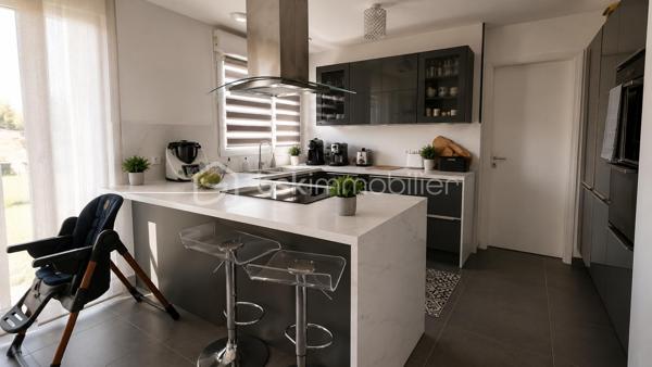 Au calme, proche TZEN, écoles et commerces,  maison familiale de 2020 édifiée sur un terrain de 363 m2.

Entrée avec penderie, wc, salon et séjour traversants ouverts sur une cuisine moderne avec îlot central.  Buanderie et grand garage communiquant. Toujours au RDC, une chambre avec sa salle d'eau privative. 

A l'étage, palier avec coin bureau, une SDB et 3 chambres dont une suite parentale avec pièce dressing et salle d'eau privative.  

Une maison construite en 2020 avec des normes très actuelles : très bonne isolation, double vitrage PVC, VMC,  PAC réversible, chauffage au sol ... pour des consommations maîtrisées et un DPE en A ! 

Visite sur RDV