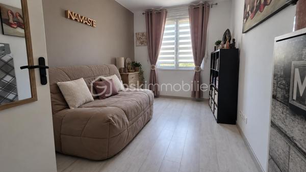 Au calme, proche TZEN, écoles et commerces,  maison familiale de 2020 édifiée sur un terrain de 363 m2.

Entrée avec penderie, wc, salon et séjour traversants ouverts sur une cuisine moderne avec îlot central.  Buanderie et grand garage communiquant. Toujours au RDC, une chambre avec sa salle d'eau privative. 

A l'étage, palier avec coin bureau, une SDB et 3 chambres dont une suite parentale avec pièce dressing et salle d'eau privative.  

Une maison construite en 2020 avec des normes très actuelles : très bonne isolation, double vitrage PVC, VMC,  PAC réversible, chauffage au sol ... pour des consommations maîtrisées et un DPE en A ! 

Visite sur RDV