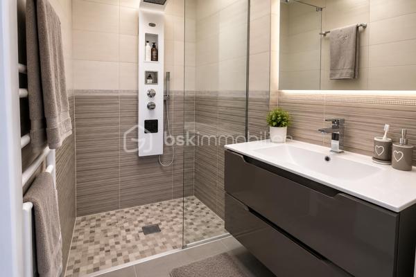 Au calme, proche TZEN, écoles et commerces,  maison familiale de 2020 édifiée sur un terrain de 363 m2.

Entrée avec penderie, wc, salon et séjour traversants ouverts sur une cuisine moderne avec îlot central.  Buanderie et grand garage communiquant. Toujours au RDC, une chambre avec sa salle d'eau privative. 

A l'étage, palier avec coin bureau, une SDB et 3 chambres dont une suite parentale avec pièce dressing et salle d'eau privative.  

Une maison construite en 2020 avec des normes très actuelles : très bonne isolation, double vitrage PVC, VMC,  PAC réversible, chauffage au sol ... pour des consommations maîtrisées et un DPE en A ! 

Visite sur RDV