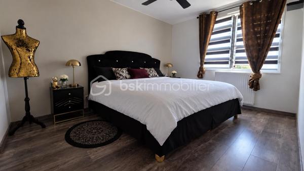 Au calme, proche TZEN, écoles et commerces,  maison familiale de 2020 édifiée sur un terrain de 363 m2.

Entrée avec penderie, wc, salon et séjour traversants ouverts sur une cuisine moderne avec îlot central.  Buanderie et grand garage communiquant. Toujours au RDC, une chambre avec sa salle d'eau privative. 

A l'étage, palier avec coin bureau, une SDB et 3 chambres dont une suite parentale avec pièce dressing et salle d'eau privative.  

Une maison construite en 2020 avec des normes très actuelles : très bonne isolation, double vitrage PVC, VMC,  PAC réversible, chauffage au sol ... pour des consommations maîtrisées et un DPE en A ! 

Visite sur RDV