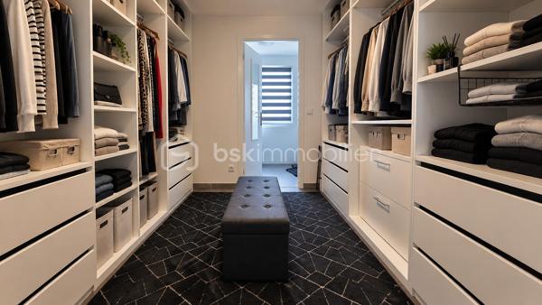 Au calme, proche TZEN, écoles et commerces,  maison familiale de 2020 édifiée sur un terrain de 363 m2.

Entrée avec penderie, wc, salon et séjour traversants ouverts sur une cuisine moderne avec îlot central.  Buanderie et grand garage communiquant. Toujours au RDC, une chambre avec sa salle d'eau privative. 

A l'étage, palier avec coin bureau, une SDB et 3 chambres dont une suite parentale avec pièce dressing et salle d'eau privative.  

Une maison construite en 2020 avec des normes très actuelles : très bonne isolation, double vitrage PVC, VMC,  PAC réversible, chauffage au sol ... pour des consommations maîtrisées et un DPE en A ! 

Visite sur RDV