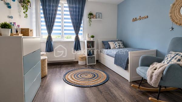 Au calme, proche TZEN, écoles et commerces,  maison familiale de 2020 édifiée sur un terrain de 363 m2.

Entrée avec penderie, wc, salon et séjour traversants ouverts sur une cuisine moderne avec îlot central.  Buanderie et grand garage communiquant. Toujours au RDC, une chambre avec sa salle d'eau privative. 

A l'étage, palier avec coin bureau, une SDB et 3 chambres dont une suite parentale avec pièce dressing et salle d'eau privative.  

Une maison construite en 2020 avec des normes très actuelles : très bonne isolation, double vitrage PVC, VMC,  PAC réversible, chauffage au sol ... pour des consommations maîtrisées et un DPE en A ! 

Visite sur RDV
