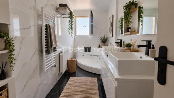 Au calme, proche TZEN, écoles et commerces,  maison familiale de 2020 édifiée sur un terrain de 363 m2.

Entrée avec penderie, wc, salon et séjour traversants ouverts sur une cuisine moderne avec îlot central.  Buanderie et grand garage communiquant. Toujours au RDC, une chambre avec sa salle d'eau privative. 

A l'étage, palier avec coin bureau, une SDB et 3 chambres dont une suite parentale avec pièce dressing et salle d'eau privative.  

Une maison construite en 2020 avec des normes très actuelles : très bonne isolation, double vitrage PVC, VMC,  PAC réversible, chauffage au sol ... pour des consommations maîtrisées et un DPE en A ! 

Visite sur RDV