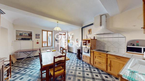 LORIOL-SUR-DRÔME – Ensemble immobilier composé d'une maison et d'un immeuble avec cour intérieure