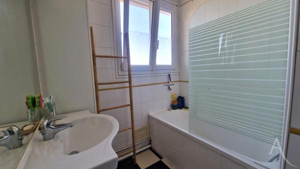 Appartement F2 à Mantes La Jolie de 49m² avec parking et cave