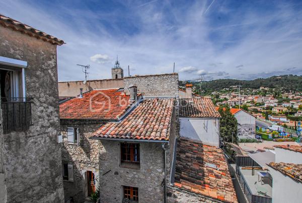Et si vous trouviez enfin un bien qui ne ressemble à aucun autre ?

Au CALME, au fond d’une impasse, découvrez cette maison de village rénovée d'environ 88 m², offrant une atmosphère chaleureuse et authentique au cœur du village.

Édifiée sur 4 niveaux, elle séduit par sa distribution intelligente et son charme unique, mêlant avec élégance le cachet de l’ancien et le confort moderne.

💛 Le véritable coup de cœur :
👉 une superbe pièce de vie cathédrale, baignée de lumière, avec murs en pierres apparentes et cuisine NEUVE, pensée pour des moments de convivialité.

Côté nuit, la maison propose :
👉 deux belles chambres
👉 une troisième pièce pouvant faire office de bureau, dressing ou chambre d’appoint

En rez-de-chaussée, une grande entrée permet d’aménager facilement un espace buanderie ou vestiaire.

Un atout rare dans le village :
👉 une cave / local attenant avec entrée indépendante, aujourd’hui utilisée en espace de stockage, idéale pour vélos, équipements ou projet complémentaire.

📍 Vous profitez ici :
• d’un environnement calme
• de la vie de village à pied (commerces, restaurants)
• d’un parking gratuit à proximité immédiate, véritable confort au quotidien

💡 Prestations :
climatisation, parquet, cuisine récente, double vitrage aluminium à ouvrants cachés pour un maximum de lumière.

👉 Un bien rare, plein de charme et de caractère, idéal en résidence principale, secondaire ou investissement.

📞 Disponible immédiatement pour une visite