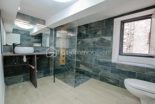 Et si vous trouviez enfin un bien qui ne ressemble à aucun autre ?

Au CALME, au fond d’une impasse, découvrez cette maison de village rénovée d'environ 88 m², offrant une atmosphère chaleureuse et authentique au cœur du village.

Édifiée sur 4 niveaux, elle séduit par sa distribution intelligente et son charme unique, mêlant avec élégance le cachet de l’ancien et le confort moderne.

💛 Le véritable coup de cœur :
👉 une superbe pièce de vie cathédrale, baignée de lumière, avec murs en pierres apparentes et cuisine NEUVE, pensée pour des moments de convivialité.

Côté nuit, la maison propose :
👉 deux belles chambres
👉 une troisième pièce pouvant faire office de bureau, dressing ou chambre d’appoint

En rez-de-chaussée, une grande entrée permet d’aménager facilement un espace buanderie ou vestiaire.

Un atout rare dans le village :
👉 une cave / local attenant avec entrée indépendante, aujourd’hui utilisée en espace de stockage, idéale pour vélos, équipements ou projet complémentaire.

📍 Vous profitez ici :
• d’un environnement calme
• de la vie de village à pied (commerces, restaurants)
• d’un parking gratuit à proximité immédiate, véritable confort au quotidien

💡 Prestations :
climatisation, parquet, cuisine récente, double vitrage aluminium à ouvrants cachés pour un maximum de lumière.

👉 Un bien rare, plein de charme et de caractère, idéal en résidence principale, secondaire ou investissement.

📞 Disponible immédiatement pour une visite
