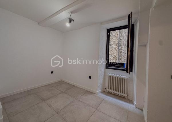 Et si vous trouviez enfin un bien qui ne ressemble à aucun autre ?

Au CALME, au fond d’une impasse, découvrez cette maison de village rénovée d'environ 88 m², offrant une atmosphère chaleureuse et authentique au cœur du village.

Édifiée sur 4 niveaux, elle séduit par sa distribution intelligente et son charme unique, mêlant avec élégance le cachet de l’ancien et le confort moderne.

💛 Le véritable coup de cœur :
👉 une superbe pièce de vie cathédrale, baignée de lumière, avec murs en pierres apparentes et cuisine NEUVE, pensée pour des moments de convivialité.

Côté nuit, la maison propose :
👉 deux belles chambres
👉 une troisième pièce pouvant faire office de bureau, dressing ou chambre d’appoint

En rez-de-chaussée, une grande entrée permet d’aménager facilement un espace buanderie ou vestiaire.

Un atout rare dans le village :
👉 une cave / local attenant avec entrée indépendante, aujourd’hui utilisée en espace de stockage, idéale pour vélos, équipements ou projet complémentaire.

📍 Vous profitez ici :
• d’un environnement calme
• de la vie de village à pied (commerces, restaurants)
• d’un parking gratuit à proximité immédiate, véritable confort au quotidien

💡 Prestations :
climatisation, parquet, cuisine récente, double vitrage aluminium à ouvrants cachés pour un maximum de lumière.

👉 Un bien rare, plein de charme et de caractère, idéal en résidence principale, secondaire ou investissement.

📞 Disponible immédiatement pour une visite
