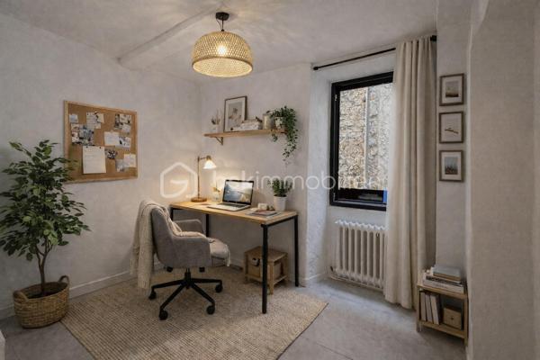 Et si vous trouviez enfin un bien qui ne ressemble à aucun autre ?

Au CALME, au fond d’une impasse, découvrez cette maison de village rénovée d'environ 88 m², offrant une atmosphère chaleureuse et authentique au cœur du village.

Édifiée sur 4 niveaux, elle séduit par sa distribution intelligente et son charme unique, mêlant avec élégance le cachet de l’ancien et le confort moderne.

💛 Le véritable coup de cœur :
👉 une superbe pièce de vie cathédrale, baignée de lumière, avec murs en pierres apparentes et cuisine NEUVE, pensée pour des moments de convivialité.

Côté nuit, la maison propose :
👉 deux belles chambres
👉 une troisième pièce pouvant faire office de bureau, dressing ou chambre d’appoint

En rez-de-chaussée, une grande entrée permet d’aménager facilement un espace buanderie ou vestiaire.

Un atout rare dans le village :
👉 une cave / local attenant avec entrée indépendante, aujourd’hui utilisée en espace de stockage, idéale pour vélos, équipements ou projet complémentaire.

📍 Vous profitez ici :
• d’un environnement calme
• de la vie de village à pied (commerces, restaurants)
• d’un parking gratuit à proximité immédiate, véritable confort au quotidien

💡 Prestations :
climatisation, parquet, cuisine récente, double vitrage aluminium à ouvrants cachés pour un maximum de lumière.

👉 Un bien rare, plein de charme et de caractère, idéal en résidence principale, secondaire ou investissement.

📞 Disponible immédiatement pour une visite