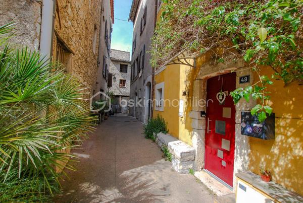 Et si vous trouviez enfin un bien qui ne ressemble à aucun autre ?

Au CALME, au fond d’une impasse, découvrez cette maison de village rénovée d'environ 88 m², offrant une atmosphère chaleureuse et authentique au cœur du village.

Édifiée sur 4 niveaux, elle séduit par sa distribution intelligente et son charme unique, mêlant avec élégance le cachet de l’ancien et le confort moderne.

💛 Le véritable coup de cœur :
👉 une superbe pièce de vie cathédrale, baignée de lumière, avec murs en pierres apparentes et cuisine NEUVE, pensée pour des moments de convivialité.

Côté nuit, la maison propose :
👉 deux belles chambres
👉 une troisième pièce pouvant faire office de bureau, dressing ou chambre d’appoint

En rez-de-chaussée, une grande entrée permet d’aménager facilement un espace buanderie ou vestiaire.

Un atout rare dans le village :
👉 une cave / local attenant avec entrée indépendante, aujourd’hui utilisée en espace de stockage, idéale pour vélos, équipements ou projet complémentaire.

📍 Vous profitez ici :
• d’un environnement calme
• de la vie de village à pied (commerces, restaurants)
• d’un parking gratuit à proximité immédiate, véritable confort au quotidien

💡 Prestations :
climatisation, parquet, cuisine récente, double vitrage aluminium à ouvrants cachés pour un maximum de lumière.

👉 Un bien rare, plein de charme et de caractère, idéal en résidence principale, secondaire ou investissement.

📞 Disponible immédiatement pour une visite