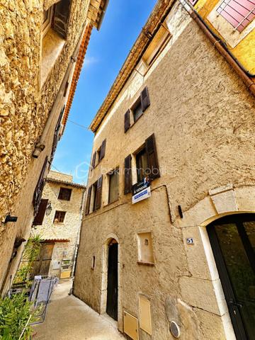 Et si vous trouviez enfin un bien qui ne ressemble à aucun autre ?

Au CALME, au fond d’une impasse, découvrez cette maison de village rénovée d'environ 88 m², offrant une atmosphère chaleureuse et authentique au cœur du village.

Édifiée sur 4 niveaux, elle séduit par sa distribution intelligente et son charme unique, mêlant avec élégance le cachet de l’ancien et le confort moderne.

💛 Le véritable coup de cœur :
👉 une superbe pièce de vie cathédrale, baignée de lumière, avec murs en pierres apparentes et cuisine NEUVE, pensée pour des moments de convivialité.

Côté nuit, la maison propose :
👉 deux belles chambres
👉 une troisième pièce pouvant faire office de bureau, dressing ou chambre d’appoint

En rez-de-chaussée, une grande entrée permet d’aménager facilement un espace buanderie ou vestiaire.

Un atout rare dans le village :
👉 une cave / local attenant avec entrée indépendante, aujourd’hui utilisée en espace de stockage, idéale pour vélos, équipements ou projet complémentaire.

📍 Vous profitez ici :
• d’un environnement calme
• de la vie de village à pied (commerces, restaurants)
• d’un parking gratuit à proximité immédiate, véritable confort au quotidien

💡 Prestations :
climatisation, parquet, cuisine récente, double vitrage aluminium à ouvrants cachés pour un maximum de lumière.

👉 Un bien rare, plein de charme et de caractère, idéal en résidence principale, secondaire ou investissement.

📞 Disponible immédiatement pour une visite