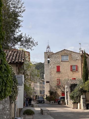Et si vous trouviez enfin un bien qui ne ressemble à aucun autre ?

Au CALME, au fond d’une impasse, découvrez cette maison de village rénovée d'environ 88 m², offrant une atmosphère chaleureuse et authentique au cœur du village.

Édifiée sur 4 niveaux, elle séduit par sa distribution intelligente et son charme unique, mêlant avec élégance le cachet de l’ancien et le confort moderne.

💛 Le véritable coup de cœur :
👉 une superbe pièce de vie cathédrale, baignée de lumière, avec murs en pierres apparentes et cuisine NEUVE, pensée pour des moments de convivialité.

Côté nuit, la maison propose :
👉 deux belles chambres
👉 une troisième pièce pouvant faire office de bureau, dressing ou chambre d’appoint

En rez-de-chaussée, une grande entrée permet d’aménager facilement un espace buanderie ou vestiaire.

Un atout rare dans le village :
👉 une cave / local attenant avec entrée indépendante, aujourd’hui utilisée en espace de stockage, idéale pour vélos, équipements ou projet complémentaire.

📍 Vous profitez ici :
• d’un environnement calme
• de la vie de village à pied (commerces, restaurants)
• d’un parking gratuit à proximité immédiate, véritable confort au quotidien

💡 Prestations :
climatisation, parquet, cuisine récente, double vitrage aluminium à ouvrants cachés pour un maximum de lumière.

👉 Un bien rare, plein de charme et de caractère, idéal en résidence principale, secondaire ou investissement.

📞 Disponible immédiatement pour une visite