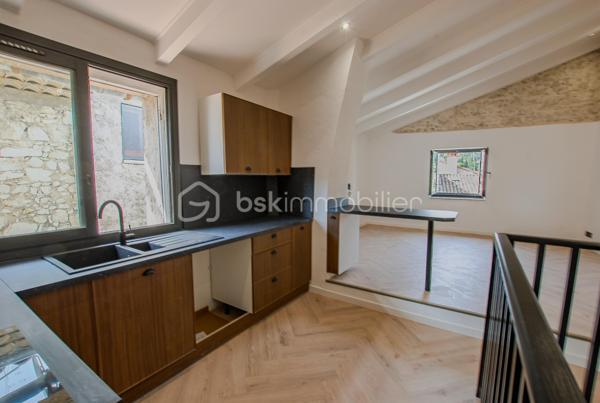 Et si vous trouviez enfin un bien qui ne ressemble à aucun autre ?

Au CALME, au fond d’une impasse, découvrez cette maison de village rénovée d'environ 88 m², offrant une atmosphère chaleureuse et authentique au cœur du village.

Édifiée sur 4 niveaux, elle séduit par sa distribution intelligente et son charme unique, mêlant avec élégance le cachet de l’ancien et le confort moderne.

💛 Le véritable coup de cœur :
👉 une superbe pièce de vie cathédrale, baignée de lumière, avec murs en pierres apparentes et cuisine NEUVE, pensée pour des moments de convivialité.

Côté nuit, la maison propose :
👉 deux belles chambres
👉 une troisième pièce pouvant faire office de bureau, dressing ou chambre d’appoint

En rez-de-chaussée, une grande entrée permet d’aménager facilement un espace buanderie ou vestiaire.

Un atout rare dans le village :
👉 une cave / local attenant avec entrée indépendante, aujourd’hui utilisée en espace de stockage, idéale pour vélos, équipements ou projet complémentaire.

📍 Vous profitez ici :
• d’un environnement calme
• de la vie de village à pied (commerces, restaurants)
• d’un parking gratuit à proximité immédiate, véritable confort au quotidien

💡 Prestations :
climatisation, parquet, cuisine récente, double vitrage aluminium à ouvrants cachés pour un maximum de lumière.

👉 Un bien rare, plein de charme et de caractère, idéal en résidence principale, secondaire ou investissement.

📞 Disponible immédiatement pour une visite