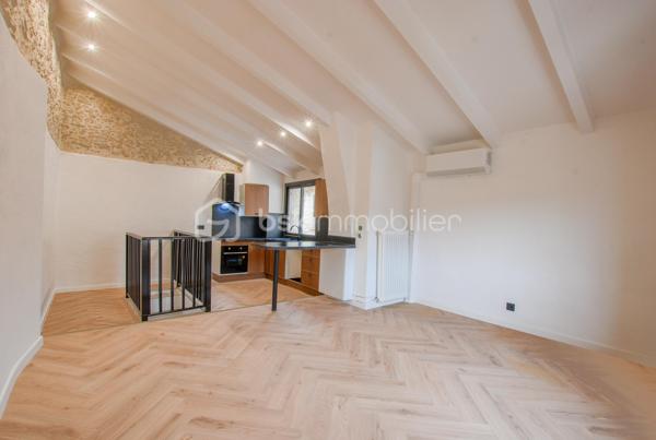 Et si vous trouviez enfin un bien qui ne ressemble à aucun autre ?

Au CALME, au fond d’une impasse, découvrez cette maison de village rénovée d'environ 88 m², offrant une atmosphère chaleureuse et authentique au cœur du village.

Édifiée sur 4 niveaux, elle séduit par sa distribution intelligente et son charme unique, mêlant avec élégance le cachet de l’ancien et le confort moderne.

💛 Le véritable coup de cœur :
👉 une superbe pièce de vie cathédrale, baignée de lumière, avec murs en pierres apparentes et cuisine NEUVE, pensée pour des moments de convivialité.

Côté nuit, la maison propose :
👉 deux belles chambres
👉 une troisième pièce pouvant faire office de bureau, dressing ou chambre d’appoint

En rez-de-chaussée, une grande entrée permet d’aménager facilement un espace buanderie ou vestiaire.

Un atout rare dans le village :
👉 une cave / local attenant avec entrée indépendante, aujourd’hui utilisée en espace de stockage, idéale pour vélos, équipements ou projet complémentaire.

📍 Vous profitez ici :
• d’un environnement calme
• de la vie de village à pied (commerces, restaurants)
• d’un parking gratuit à proximité immédiate, véritable confort au quotidien

💡 Prestations :
climatisation, parquet, cuisine récente, double vitrage aluminium à ouvrants cachés pour un maximum de lumière.

👉 Un bien rare, plein de charme et de caractère, idéal en résidence principale, secondaire ou investissement.

📞 Disponible immédiatement pour une visite