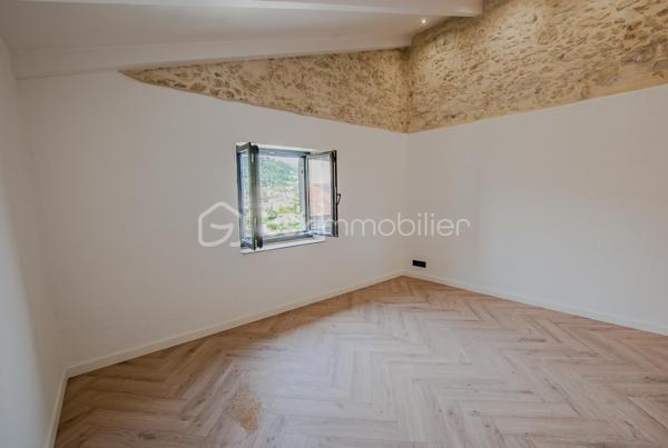 Et si vous trouviez enfin un bien qui ne ressemble à aucun autre ?

Au CALME, au fond d’une impasse, découvrez cette maison de village rénovée d'environ 88 m², offrant une atmosphère chaleureuse et authentique au cœur du village.

Édifiée sur 4 niveaux, elle séduit par sa distribution intelligente et son charme unique, mêlant avec élégance le cachet de l’ancien et le confort moderne.

💛 Le véritable coup de cœur :
👉 une superbe pièce de vie cathédrale, baignée de lumière, avec murs en pierres apparentes et cuisine NEUVE, pensée pour des moments de convivialité.

Côté nuit, la maison propose :
👉 deux belles chambres
👉 une troisième pièce pouvant faire office de bureau, dressing ou chambre d’appoint

En rez-de-chaussée, une grande entrée permet d’aménager facilement un espace buanderie ou vestiaire.

Un atout rare dans le village :
👉 une cave / local attenant avec entrée indépendante, aujourd’hui utilisée en espace de stockage, idéale pour vélos, équipements ou projet complémentaire.

📍 Vous profitez ici :
• d’un environnement calme
• de la vie de village à pied (commerces, restaurants)
• d’un parking gratuit à proximité immédiate, véritable confort au quotidien

💡 Prestations :
climatisation, parquet, cuisine récente, double vitrage aluminium à ouvrants cachés pour un maximum de lumière.

👉 Un bien rare, plein de charme et de caractère, idéal en résidence principale, secondaire ou investissement.

📞 Disponible immédiatement pour une visite