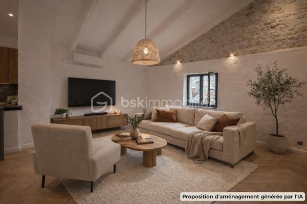 Et si vous trouviez enfin un bien qui ne ressemble à aucun autre ?

Au CALME, au fond d’une impasse, découvrez cette maison de village rénovée d'environ 88 m², offrant une atmosphère chaleureuse et authentique au cœur du village.

Édifiée sur 4 niveaux, elle séduit par sa distribution intelligente et son charme unique, mêlant avec élégance le cachet de l’ancien et le confort moderne.

💛 Le véritable coup de cœur :
👉 une superbe pièce de vie cathédrale, baignée de lumière, avec murs en pierres apparentes et cuisine NEUVE, pensée pour des moments de convivialité.

Côté nuit, la maison propose :
👉 deux belles chambres
👉 une troisième pièce pouvant faire office de bureau, dressing ou chambre d’appoint

En rez-de-chaussée, une grande entrée permet d’aménager facilement un espace buanderie ou vestiaire.

Un atout rare dans le village :
👉 une cave / local attenant avec entrée indépendante, aujourd’hui utilisée en espace de stockage, idéale pour vélos, équipements ou projet complémentaire.

📍 Vous profitez ici :
• d’un environnement calme
• de la vie de village à pied (commerces, restaurants)
• d’un parking gratuit à proximité immédiate, véritable confort au quotidien

💡 Prestations :
climatisation, parquet, cuisine récente, double vitrage aluminium à ouvrants cachés pour un maximum de lumière.

👉 Un bien rare, plein de charme et de caractère, idéal en résidence principale, secondaire ou investissement.

📞 Disponible immédiatement pour une visite