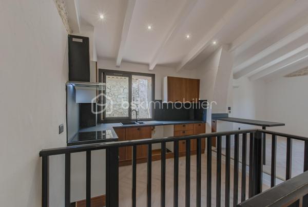 Et si vous trouviez enfin un bien qui ne ressemble à aucun autre ?

Au CALME, au fond d’une impasse, découvrez cette maison de village rénovée d'environ 88 m², offrant une atmosphère chaleureuse et authentique au cœur du village.

Édifiée sur 4 niveaux, elle séduit par sa distribution intelligente et son charme unique, mêlant avec élégance le cachet de l’ancien et le confort moderne.

💛 Le véritable coup de cœur :
👉 une superbe pièce de vie cathédrale, baignée de lumière, avec murs en pierres apparentes et cuisine NEUVE, pensée pour des moments de convivialité.

Côté nuit, la maison propose :
👉 deux belles chambres
👉 une troisième pièce pouvant faire office de bureau, dressing ou chambre d’appoint

En rez-de-chaussée, une grande entrée permet d’aménager facilement un espace buanderie ou vestiaire.

Un atout rare dans le village :
👉 une cave / local attenant avec entrée indépendante, aujourd’hui utilisée en espace de stockage, idéale pour vélos, équipements ou projet complémentaire.

📍 Vous profitez ici :
• d’un environnement calme
• de la vie de village à pied (commerces, restaurants)
• d’un parking gratuit à proximité immédiate, véritable confort au quotidien

💡 Prestations :
climatisation, parquet, cuisine récente, double vitrage aluminium à ouvrants cachés pour un maximum de lumière.

👉 Un bien rare, plein de charme et de caractère, idéal en résidence principale, secondaire ou investissement.

📞 Disponible immédiatement pour une visite