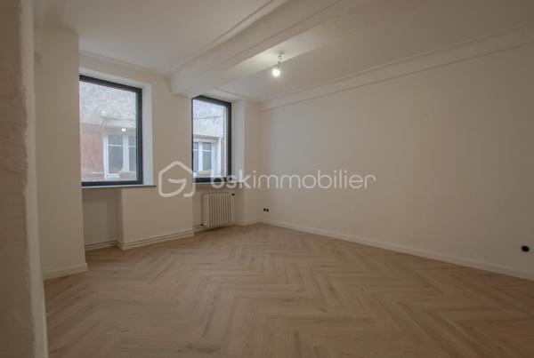 Et si vous trouviez enfin un bien qui ne ressemble à aucun autre ?

Au CALME, au fond d’une impasse, découvrez cette maison de village rénovée d'environ 88 m², offrant une atmosphère chaleureuse et authentique au cœur du village.

Édifiée sur 4 niveaux, elle séduit par sa distribution intelligente et son charme unique, mêlant avec élégance le cachet de l’ancien et le confort moderne.

💛 Le véritable coup de cœur :
👉 une superbe pièce de vie cathédrale, baignée de lumière, avec murs en pierres apparentes et cuisine NEUVE, pensée pour des moments de convivialité.

Côté nuit, la maison propose :
👉 deux belles chambres
👉 une troisième pièce pouvant faire office de bureau, dressing ou chambre d’appoint

En rez-de-chaussée, une grande entrée permet d’aménager facilement un espace buanderie ou vestiaire.

Un atout rare dans le village :
👉 une cave / local attenant avec entrée indépendante, aujourd’hui utilisée en espace de stockage, idéale pour vélos, équipements ou projet complémentaire.

📍 Vous profitez ici :
• d’un environnement calme
• de la vie de village à pied (commerces, restaurants)
• d’un parking gratuit à proximité immédiate, véritable confort au quotidien

💡 Prestations :
climatisation, parquet, cuisine récente, double vitrage aluminium à ouvrants cachés pour un maximum de lumière.

👉 Un bien rare, plein de charme et de caractère, idéal en résidence principale, secondaire ou investissement.

📞 Disponible immédiatement pour une visite