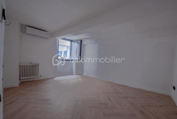 Et si vous trouviez enfin un bien qui ne ressemble à aucun autre ?

Au CALME, au fond d’une impasse, découvrez cette maison de village rénovée d'environ 88 m², offrant une atmosphère chaleureuse et authentique au cœur du village.

Édifiée sur 4 niveaux, elle séduit par sa distribution intelligente et son charme unique, mêlant avec élégance le cachet de l’ancien et le confort moderne.

💛 Le véritable coup de cœur :
👉 une superbe pièce de vie cathédrale, baignée de lumière, avec murs en pierres apparentes et cuisine NEUVE, pensée pour des moments de convivialité.

Côté nuit, la maison propose :
👉 deux belles chambres
👉 une troisième pièce pouvant faire office de bureau, dressing ou chambre d’appoint

En rez-de-chaussée, une grande entrée permet d’aménager facilement un espace buanderie ou vestiaire.

Un atout rare dans le village :
👉 une cave / local attenant avec entrée indépendante, aujourd’hui utilisée en espace de stockage, idéale pour vélos, équipements ou projet complémentaire.

📍 Vous profitez ici :
• d’un environnement calme
• de la vie de village à pied (commerces, restaurants)
• d’un parking gratuit à proximité immédiate, véritable confort au quotidien

💡 Prestations :
climatisation, parquet, cuisine récente, double vitrage aluminium à ouvrants cachés pour un maximum de lumière.

👉 Un bien rare, plein de charme et de caractère, idéal en résidence principale, secondaire ou investissement.

📞 Disponible immédiatement pour une visite