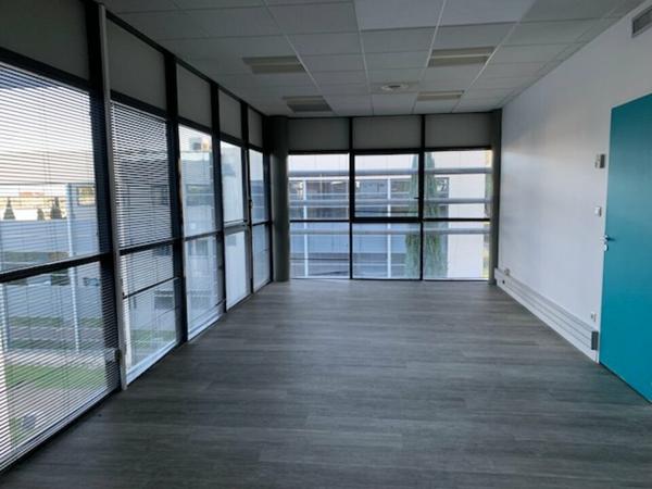 Bureaux à louer à Avignon dans immeuble sécurisé avec parking et ascenseur