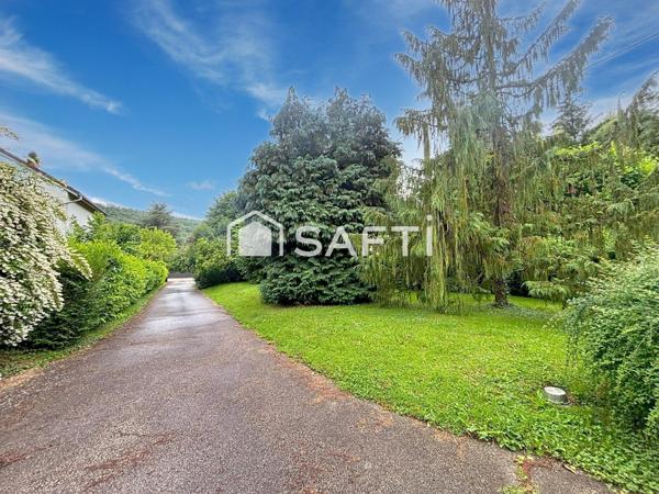 PROPRIETE TRADITIONNELLE édifiée sur vaste terrain