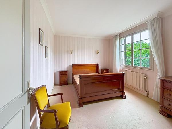 PROPRIETE TRADITIONNELLE édifiée sur vaste terrain