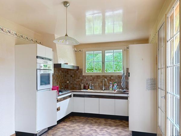 PROPRIETE TRADITIONNELLE édifiée sur vaste terrain