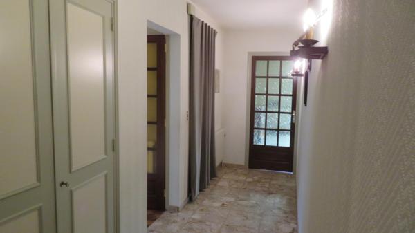 PROPRIETE TRADITIONNELLE édifiée sur vaste terrain