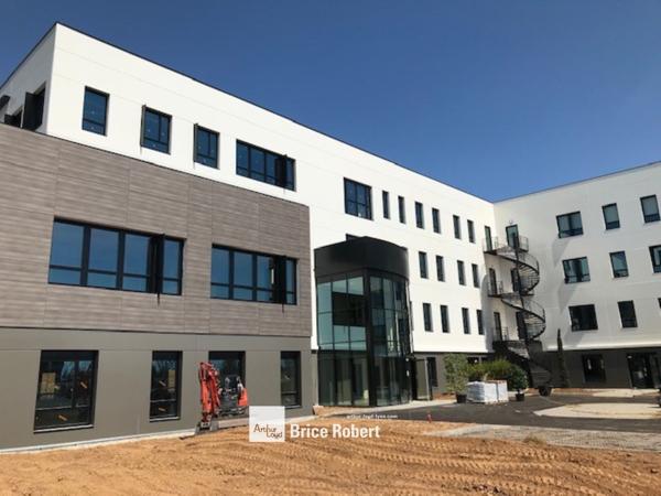 Bureaux neufs à louer à Genas avec parking et cadre verdoyant