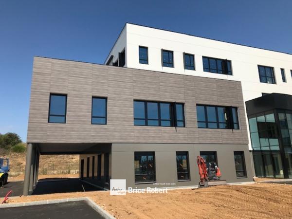 Bureaux neufs à louer à Genas avec parking et cadre verdoyant
