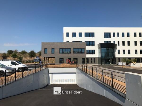 Bureaux neufs à louer à Genas avec parking et cadre verdoyant