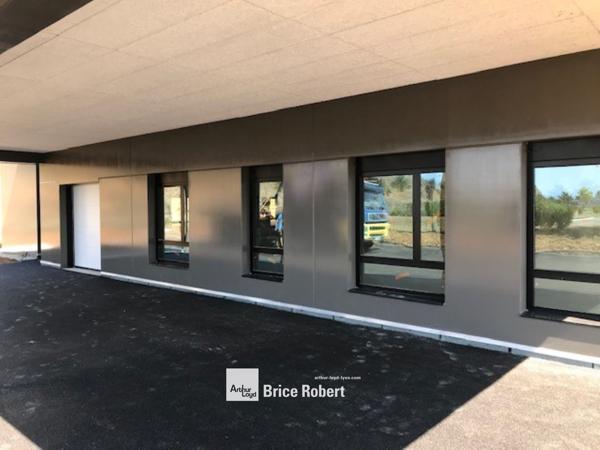 Bureaux neufs à louer à Genas avec parking et cadre verdoyant