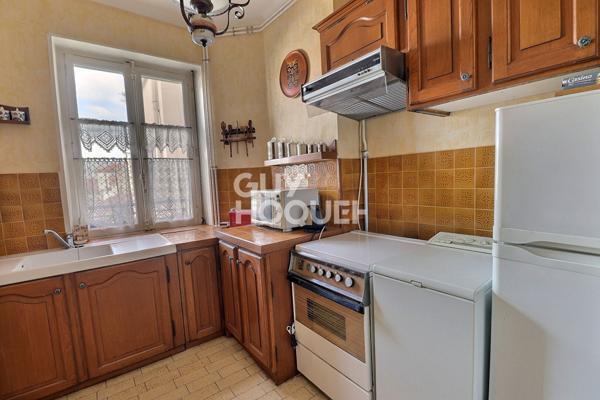 T4 avec cachet de l'ancien proximité Place Jules Guesde