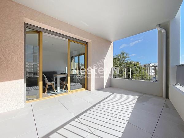 A vendre Agers les hauts de Saint Aubin à 2 minutes à pieds de l'arrêt de tramway Hauts de Saint Aubin, appartement type 3, 2 chambres, ascenseur,cuisine ouverte aménagée équipée, balcon,place de parking en sous-sol .