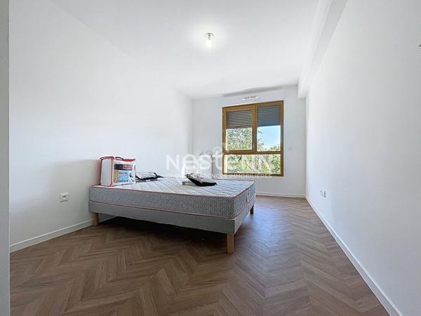 A vendre Agers les hauts de Saint Aubin à 2 minutes à pieds de l'arrêt de tramway Hauts de Saint Aubin, appartement type 3, 2 chambres, ascenseur,cuisine ouverte aménagée équipée, balcon,place de parking en sous-sol .