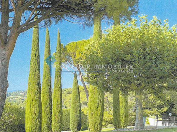 Propriete
                                                                                                                                                                                                                                                                                                                        14 pièce(s)                                                                                                                                                                                                          8 chambre(s)                                                                                                                                                                                                          495  m²