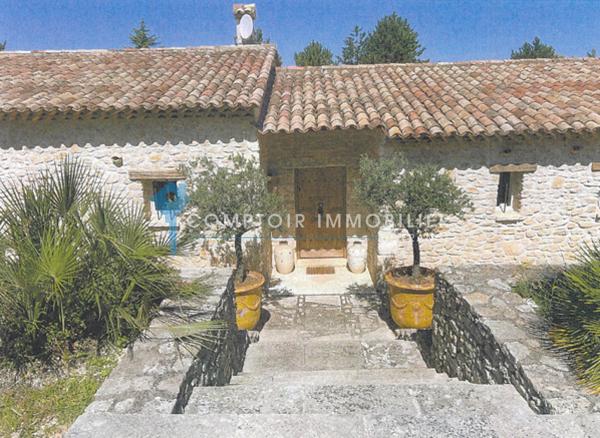 Propriete
                                                                                                                                                                                                                                                                                                                        14 pièce(s)                                                                                                                                                                                                          8 chambre(s)                                                                                                                                                                                                          495  m²